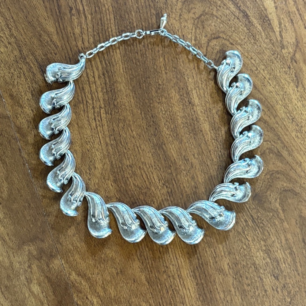 1950/60 Crown Trifari Silver Tone Brushed Feather Swirl Link Choker Necklace